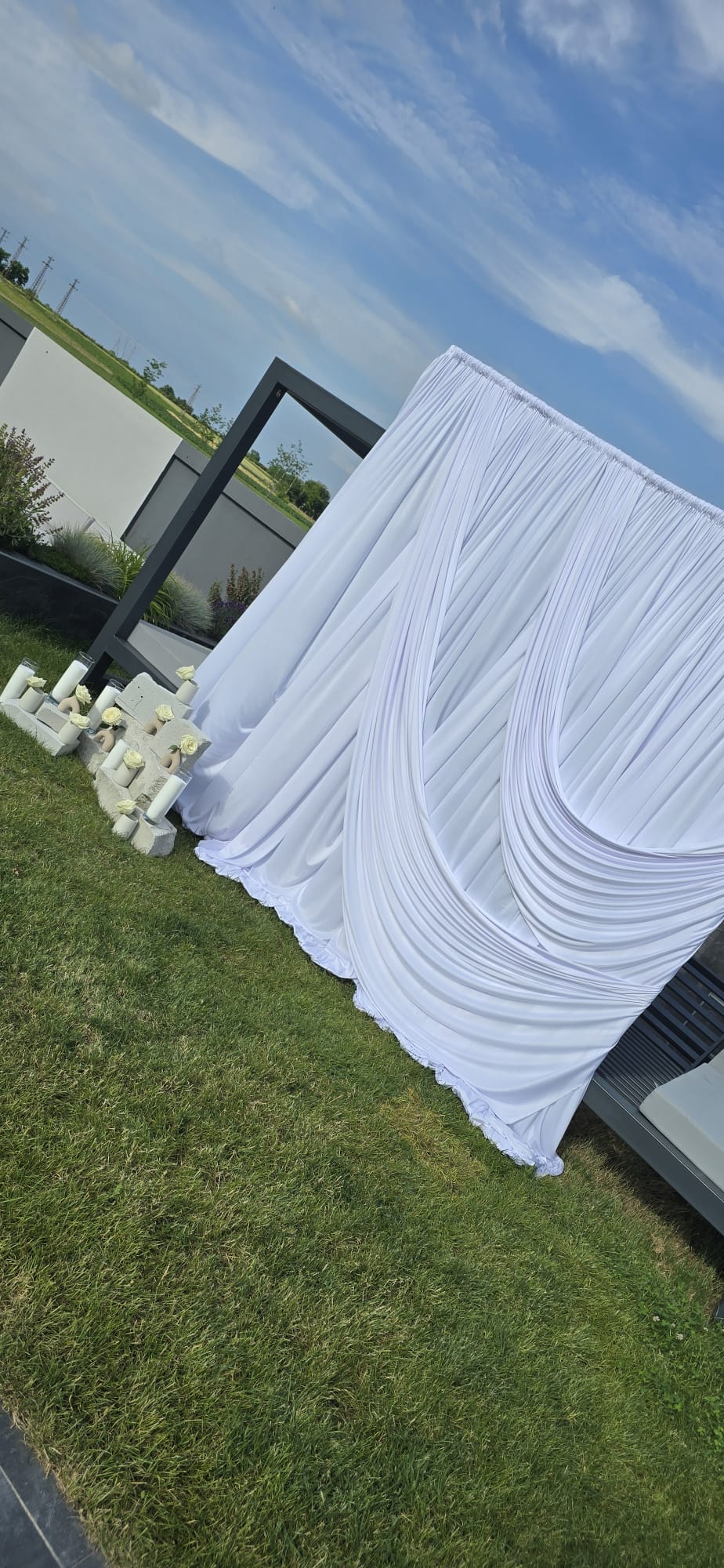 Bela draperija — ceremonija na otvorenom